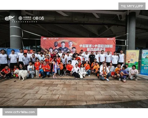 球队训练营开放日，球迷可与球员互动