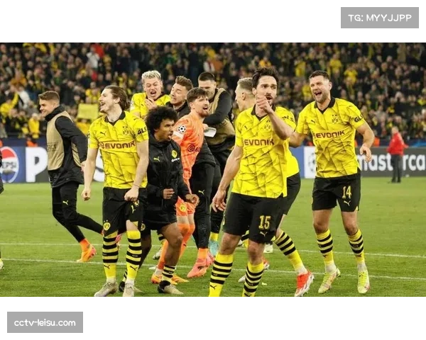 多特蒙德替补席欢呼,见证球队六连胜 多特蒙德替补席欢呼,见证球队六连胜